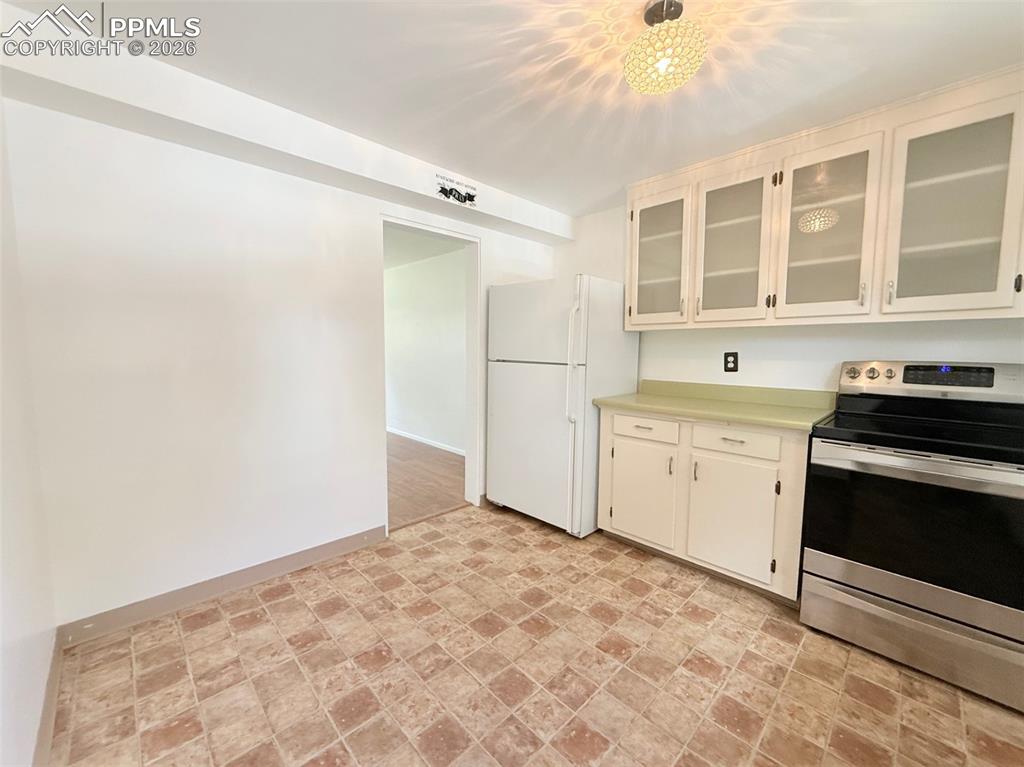 Image 9 of 31: Kitchen