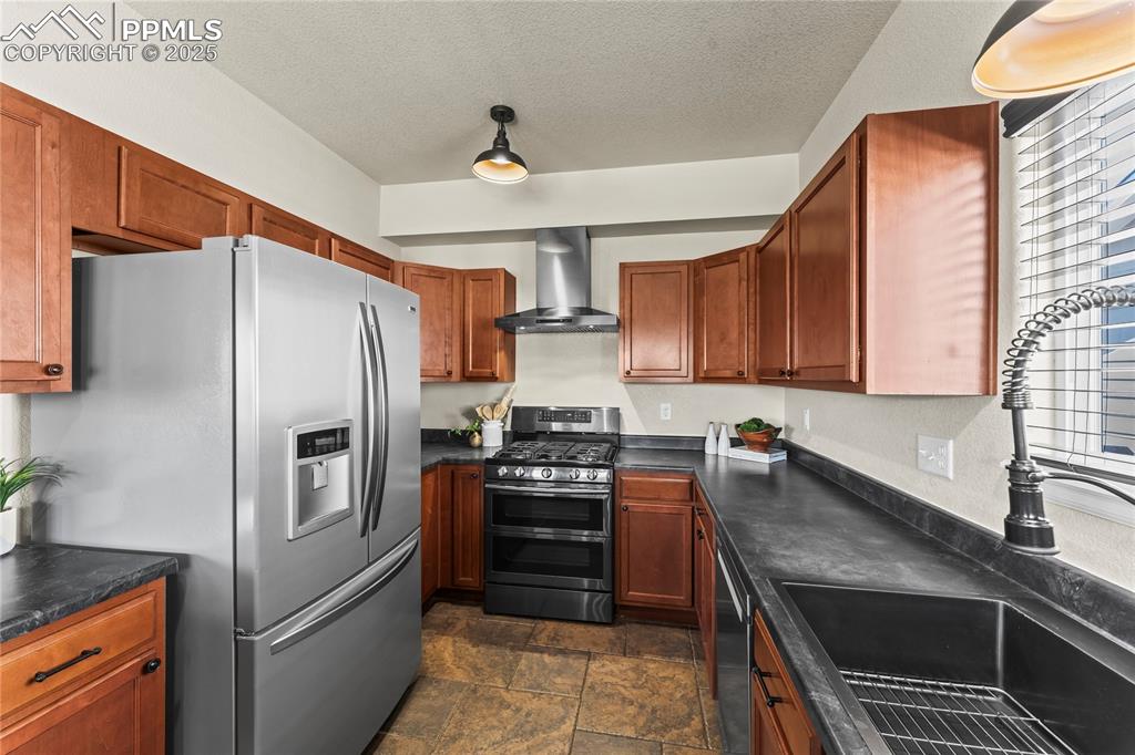 Image 18 of 48: Kitchen