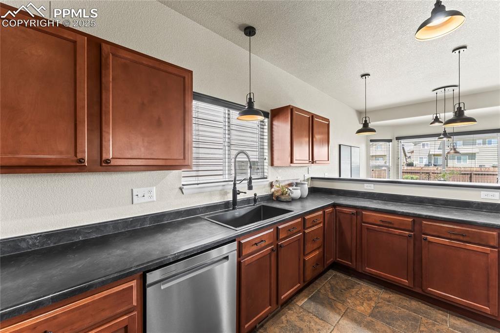 Image 19 of 48: Kitchen