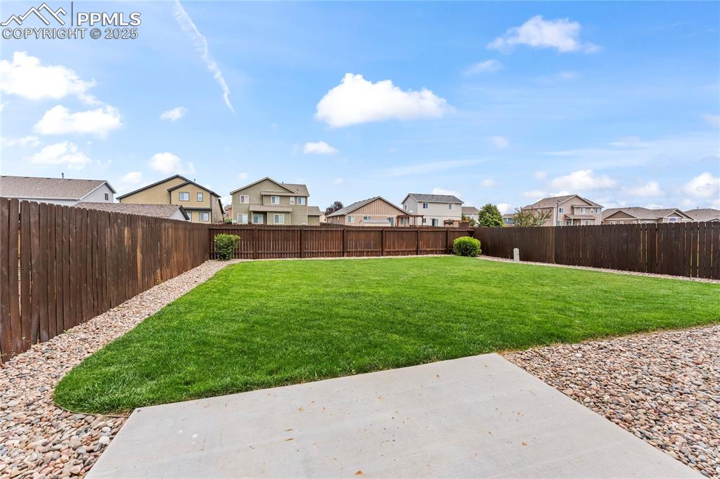 Image 41 of 48: Yard