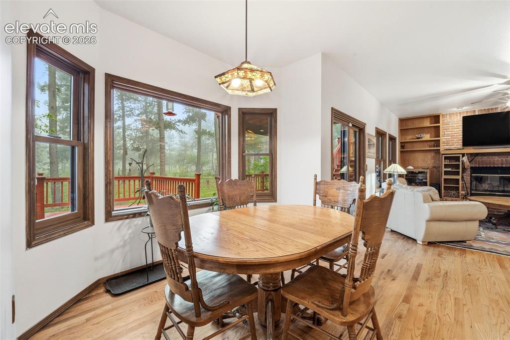 Image 10 of 50: Dining Area