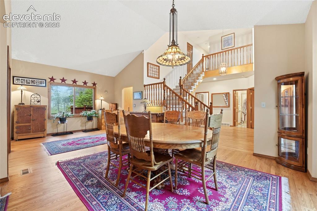 Image 13 of 50: Dining Area
