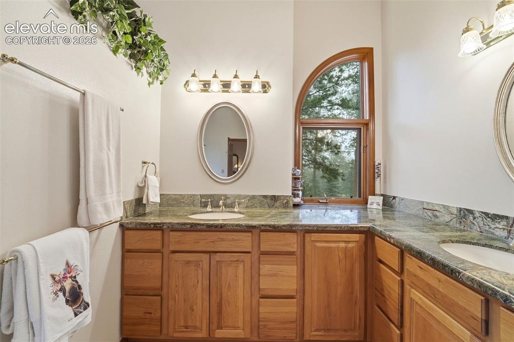 Image 16 of 50: Bathroom