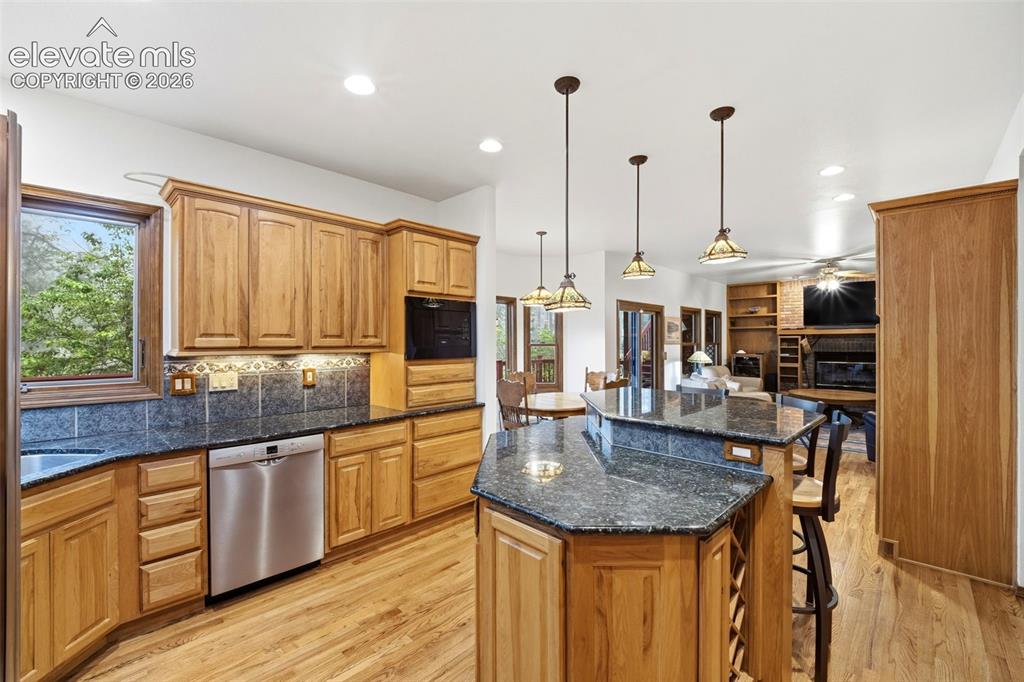 Image 9 of 50: Kitchen
