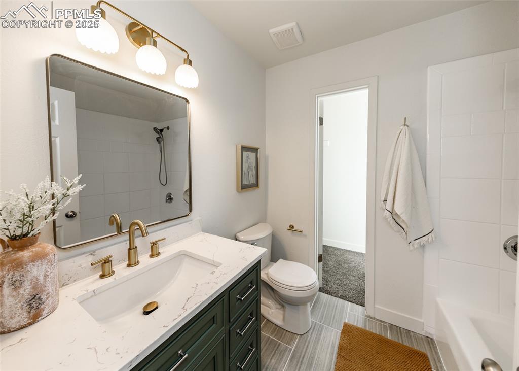 Image 11 of 23: Bathroom