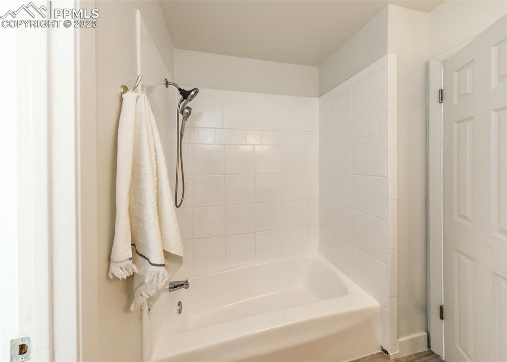 Image 12 of 23: Bathroom