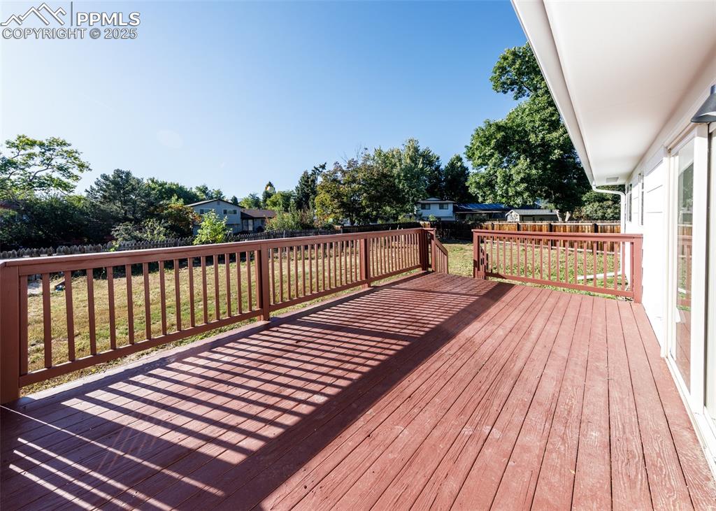 Image 19 of 23: Deck