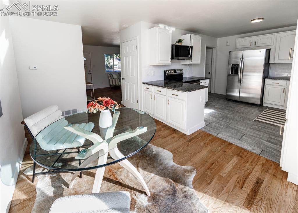 Image 3 of 23: Kitchen