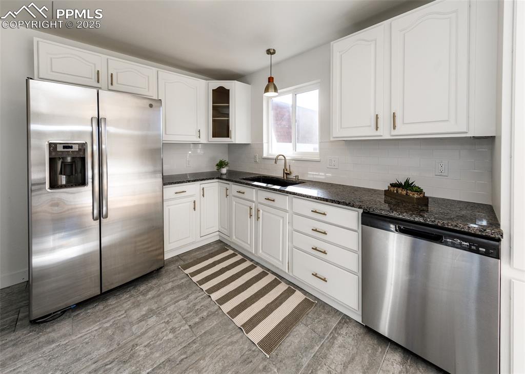 Image 4 of 23: Kitchen