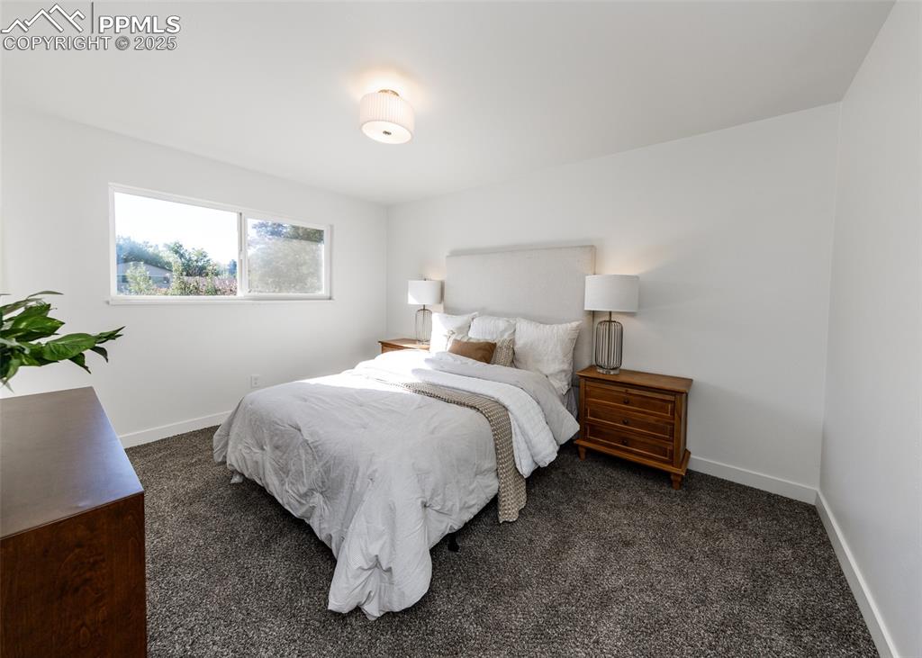 Image 5 of 23: Bedroom