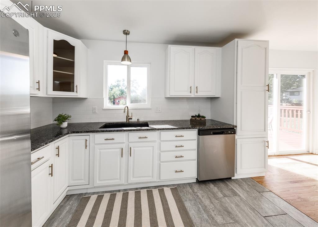 Image 9 of 23: Kitchen