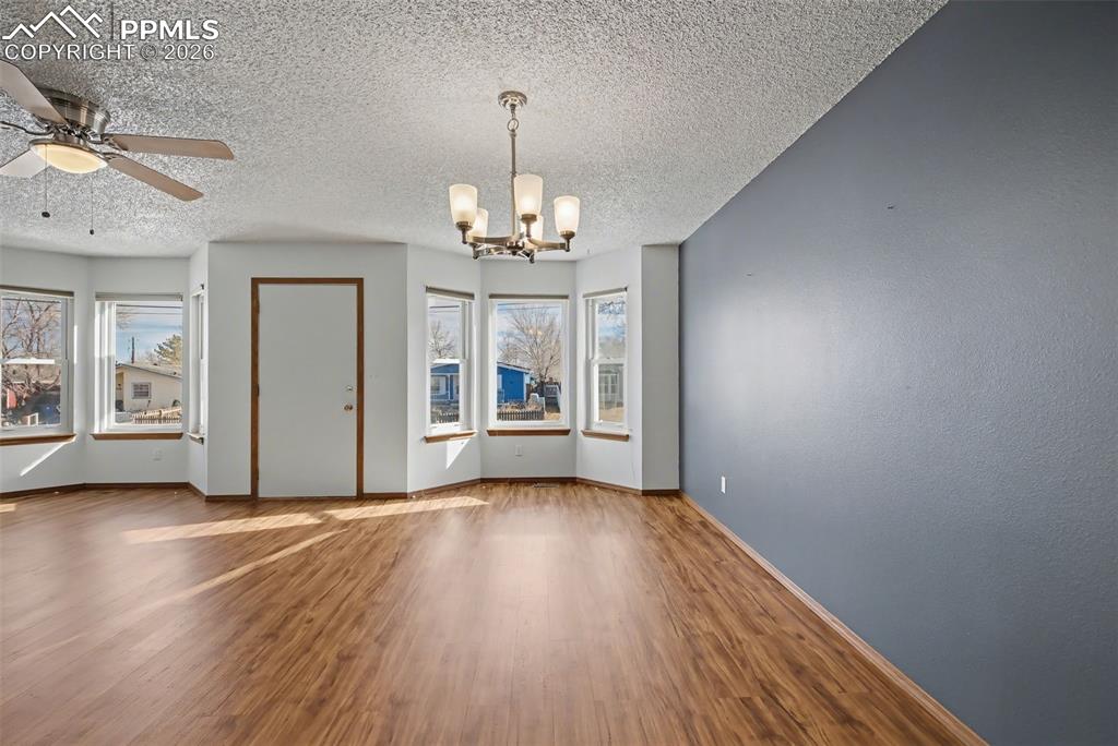 Image 15 of 36: Dining Area