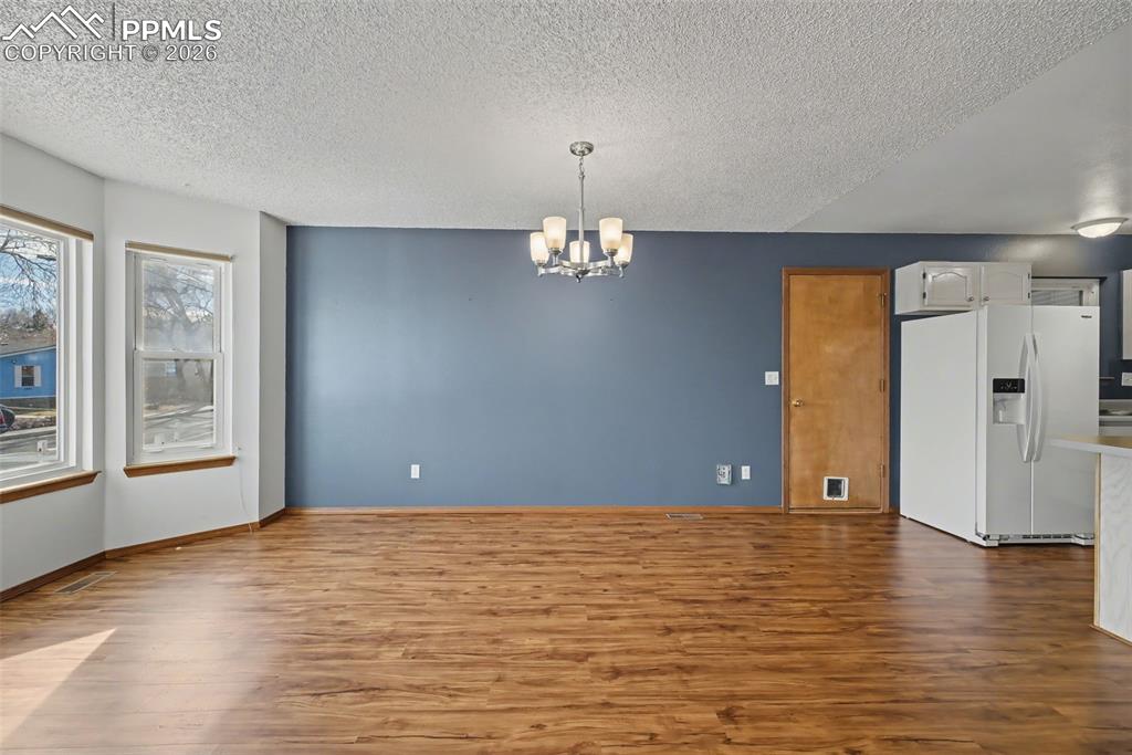 Image 17 of 36: Dining Area