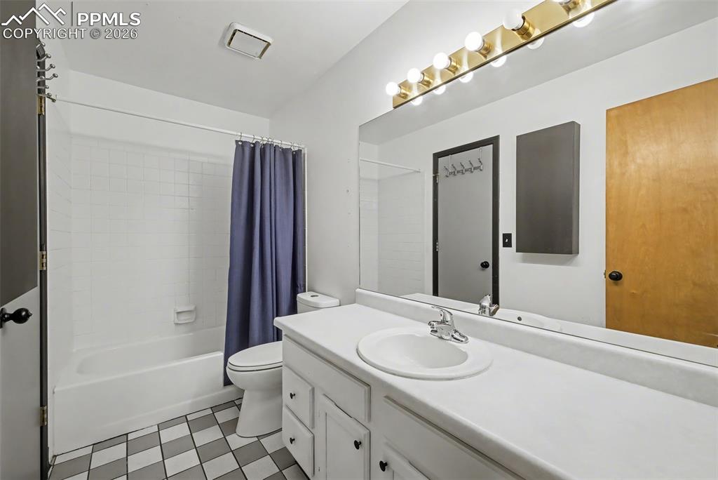 Image 26 of 36: Bathroom