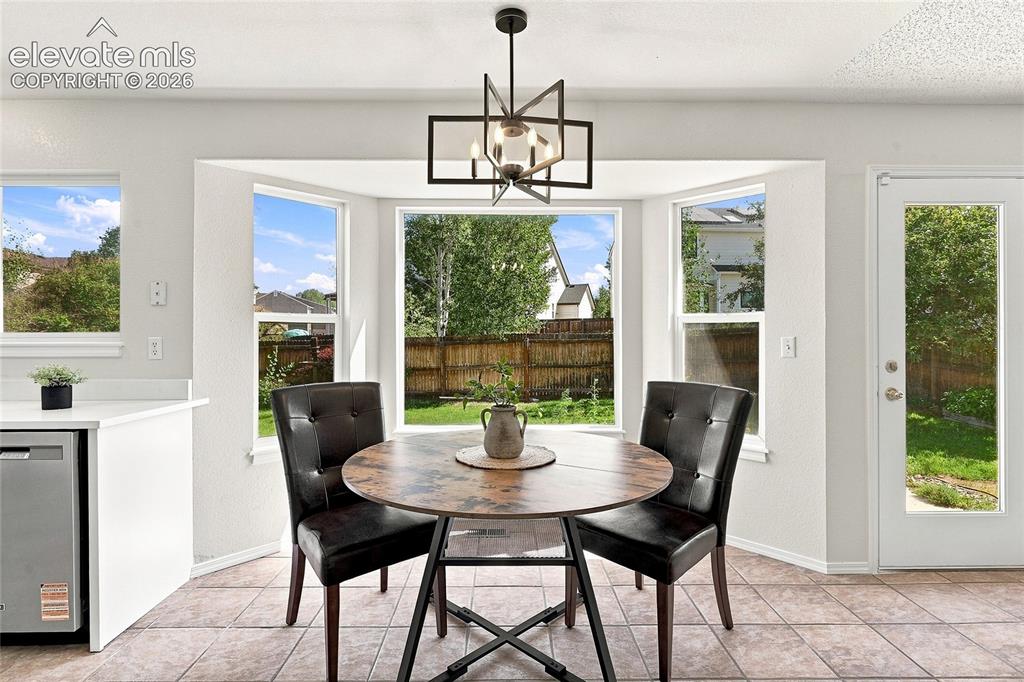 Image 10 of 27: Dining Area