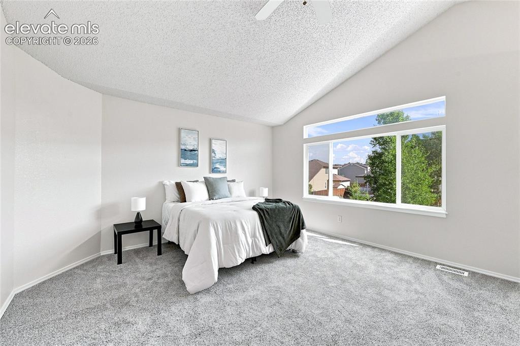Image 15 of 27: Bedroom