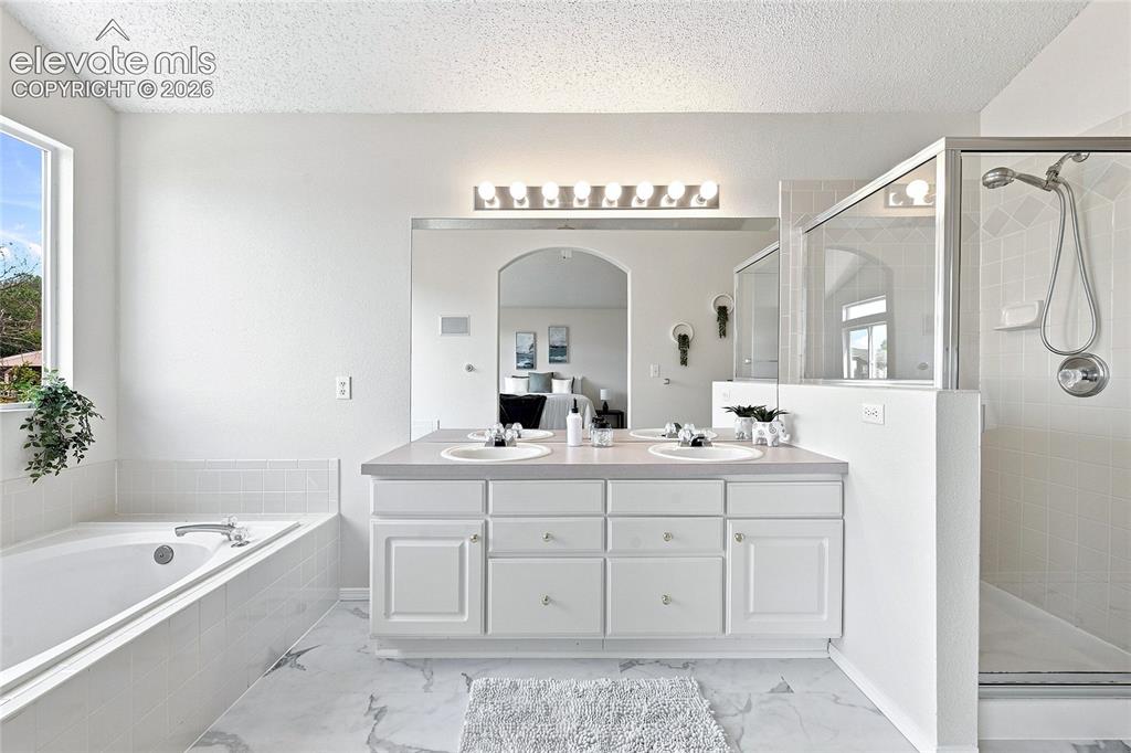 Image 17 of 27: Bathroom