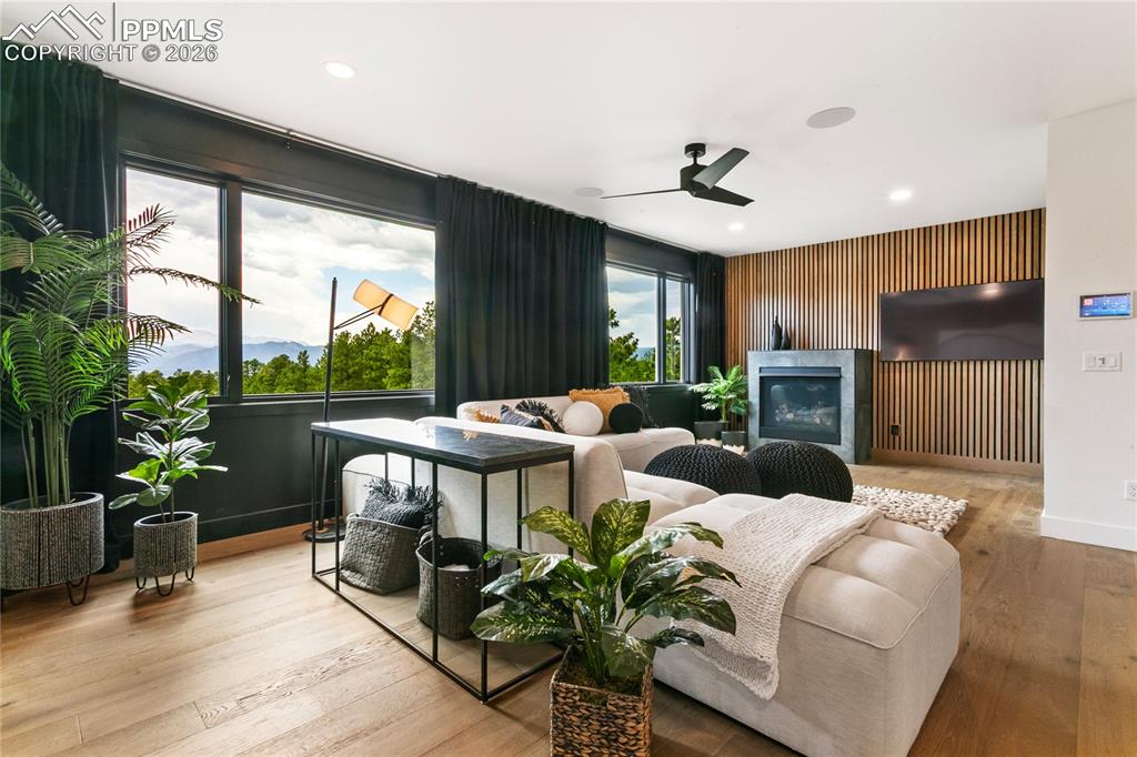 Image 16 of 32: Living Room