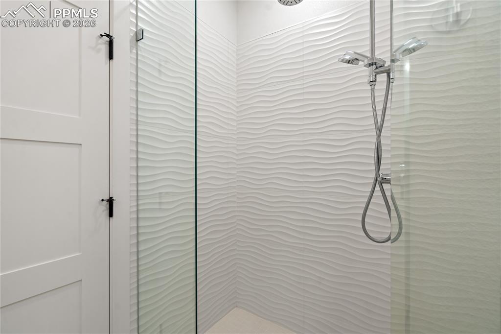 Image 20 of 32: Bathroom