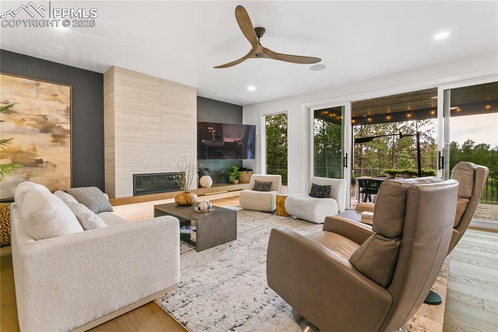 Image 5 of 32: Living Room