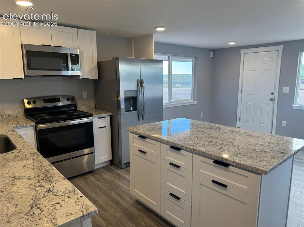 Image 15 of 26: Kitchen