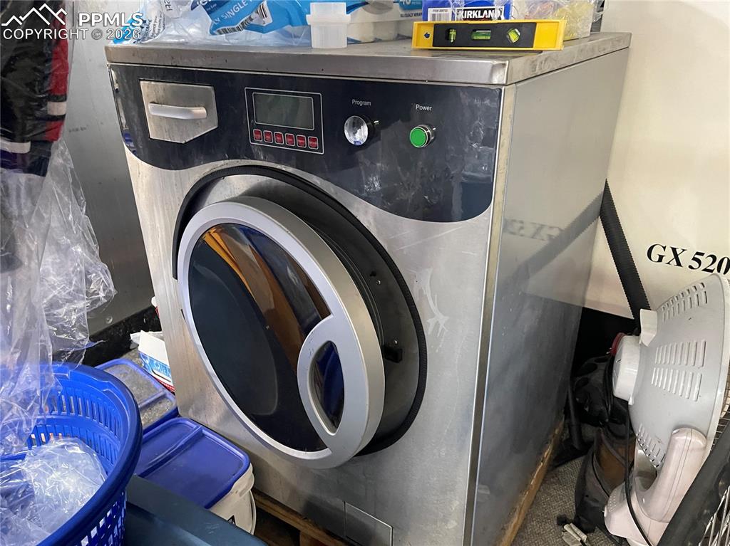 Image 6 of 11: Laundry room with washer / dryer