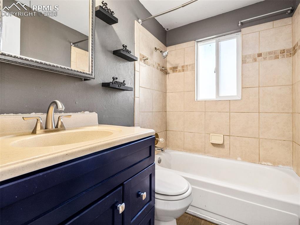 Image 14 of 22: Bathroom