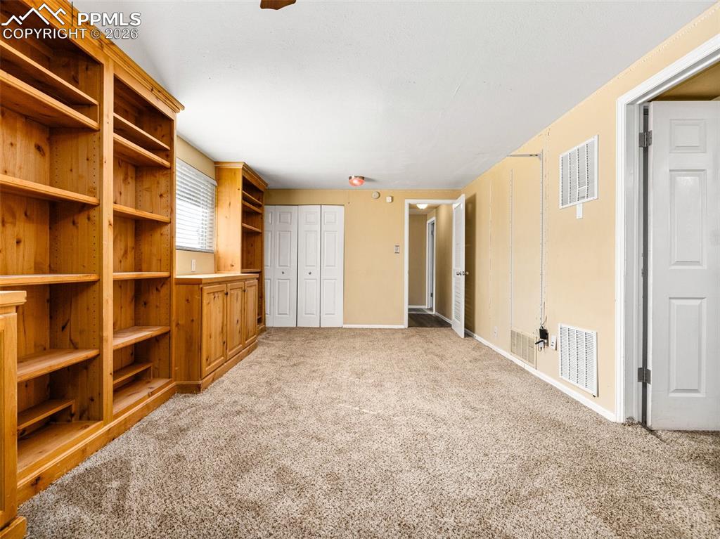 Image 17 of 22: Living Room