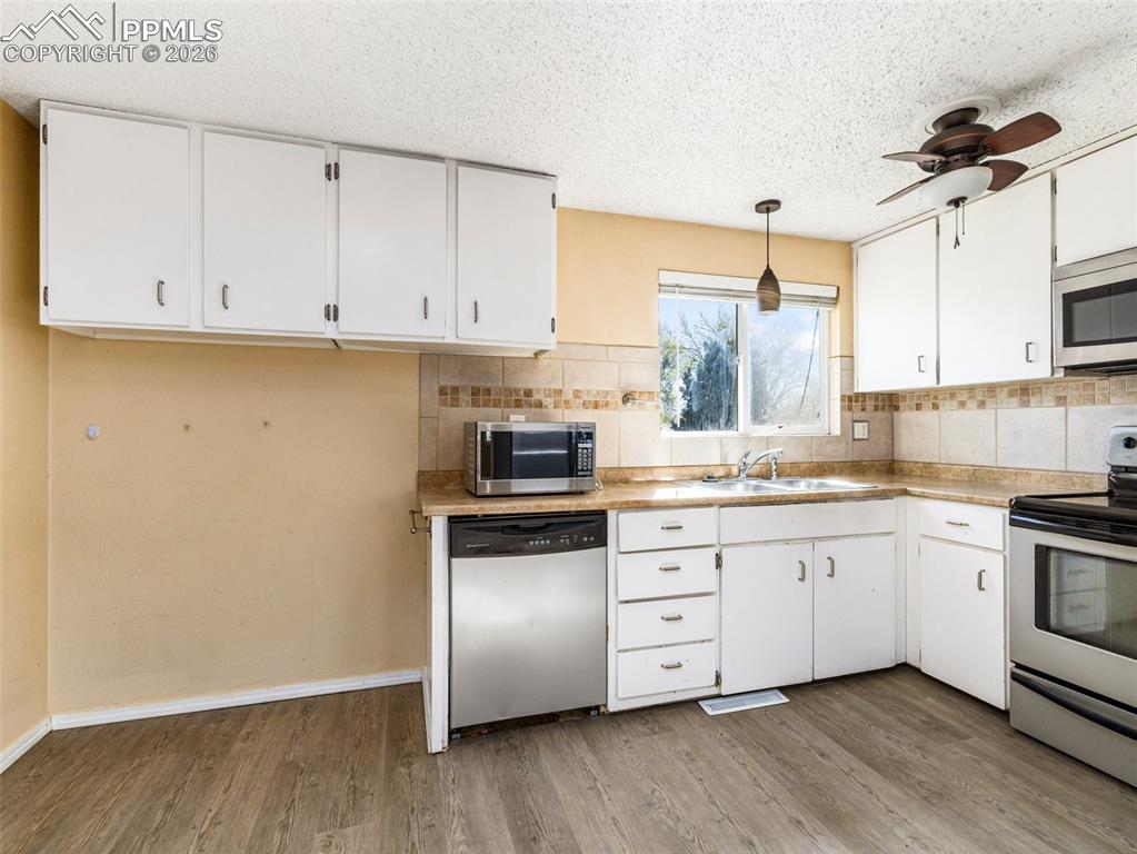 Image 7 of 22: Kitchen