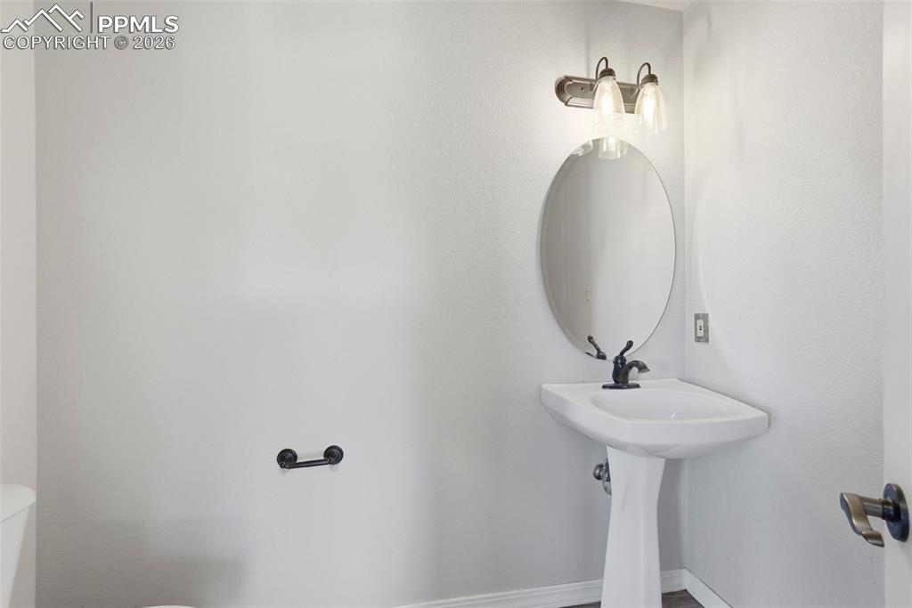 Image 19 of 50: Bathroom