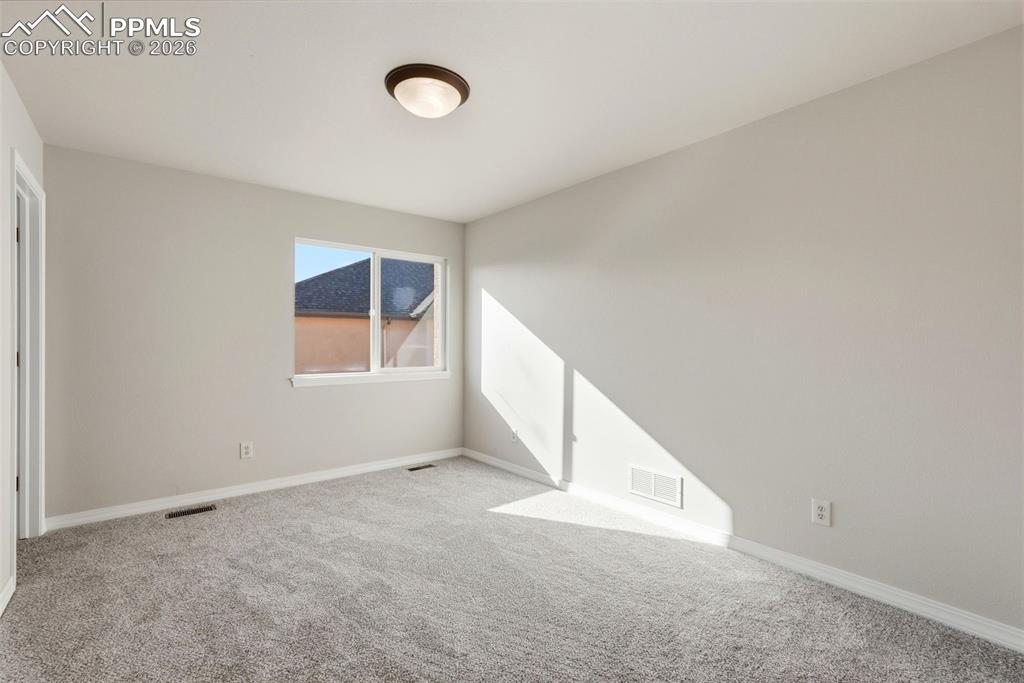 Image 28 of 50: Bedroom