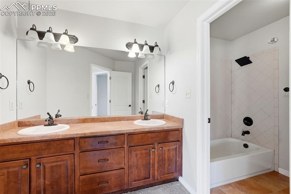 Image 30 of 50: Bathroom