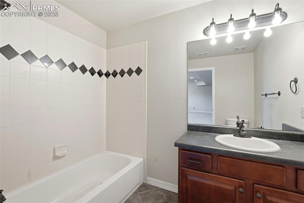 Image 42 of 50: Bathroom