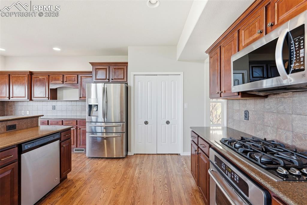 Image 6 of 50: Kitchen