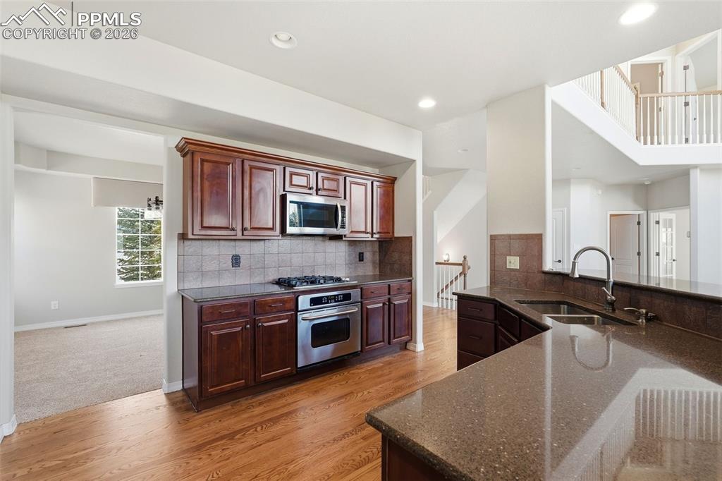 Image 8 of 50: Kitchen