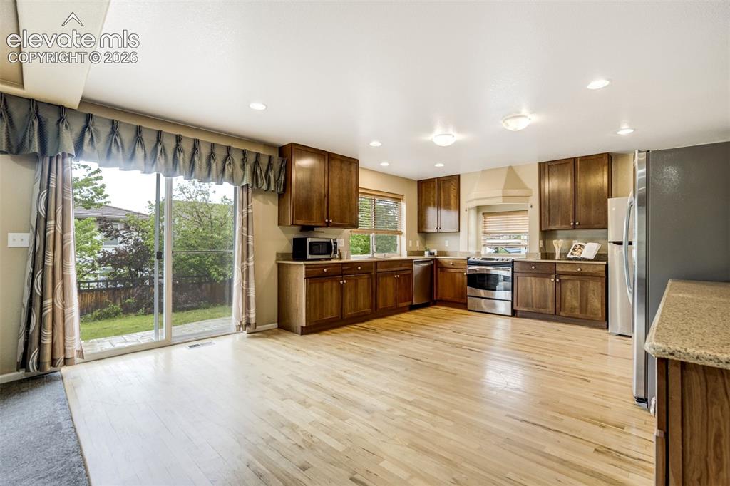 Image 10 of 33: Kitchen