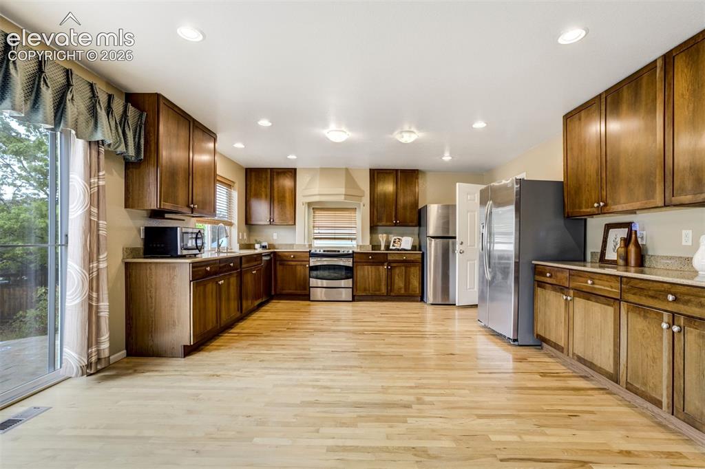 Image 11 of 33: Kitchen
