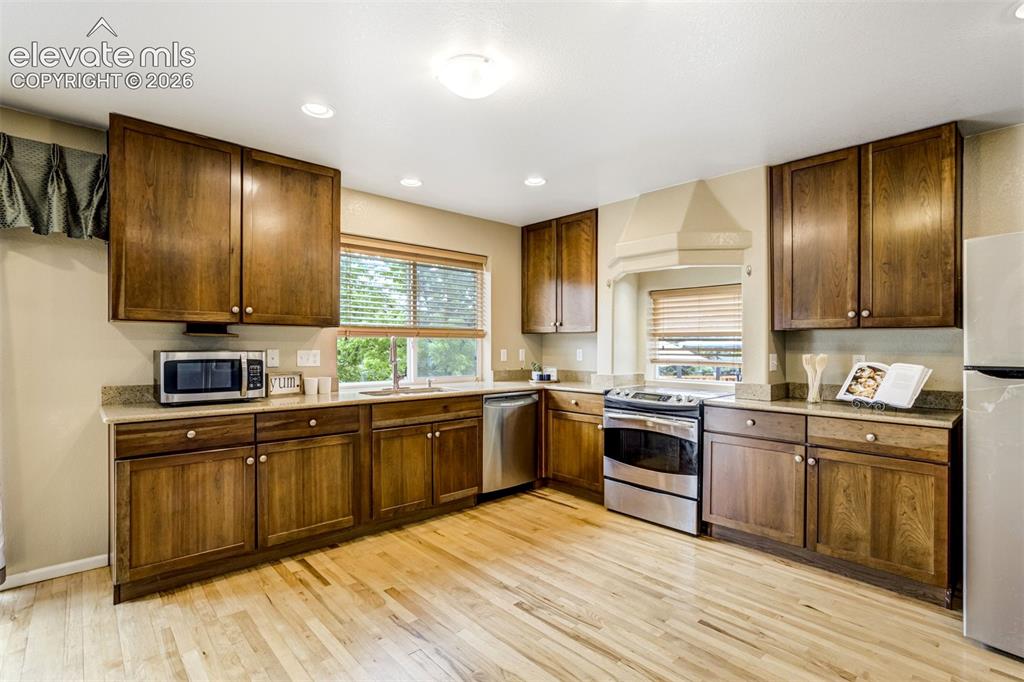 Image 12 of 33: Kitchen