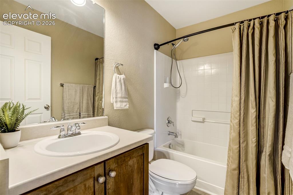 Image 25 of 33: Bathroom