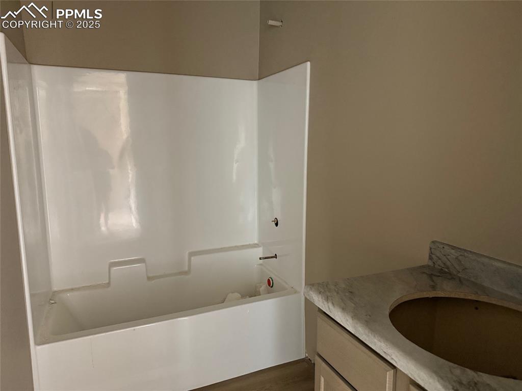 Image 13 of 14: Bathroom