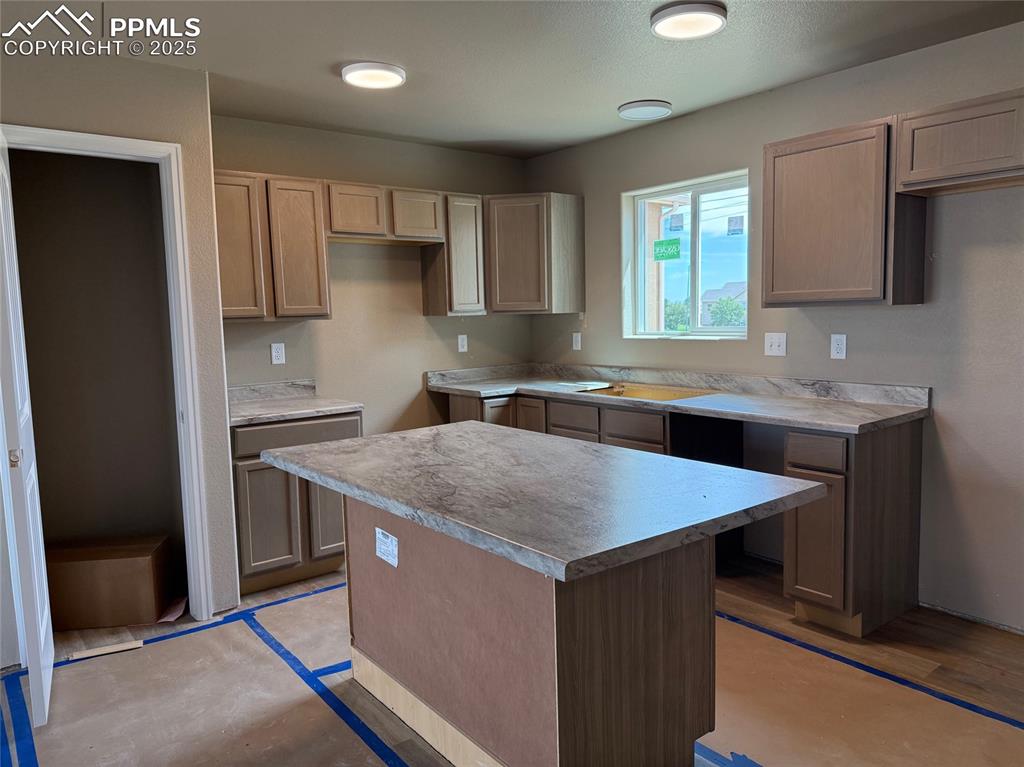 Image 4 of 14: Kitchen