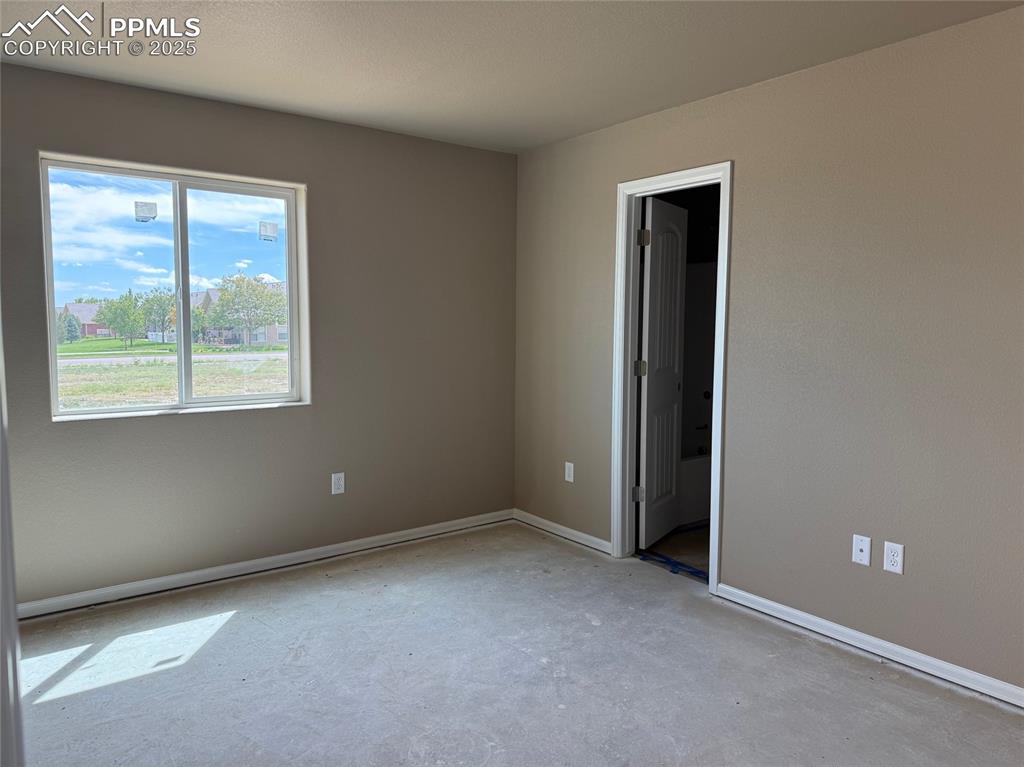 Image 5 of 14: Bedroom