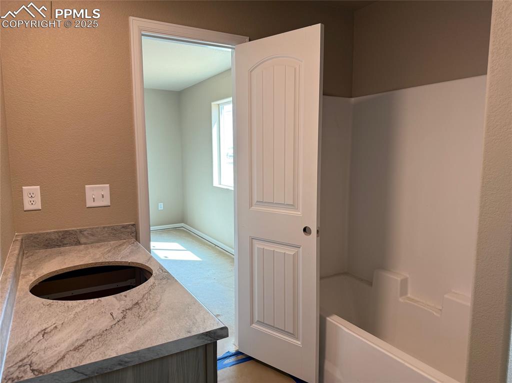 Image 8 of 14: Bathroom