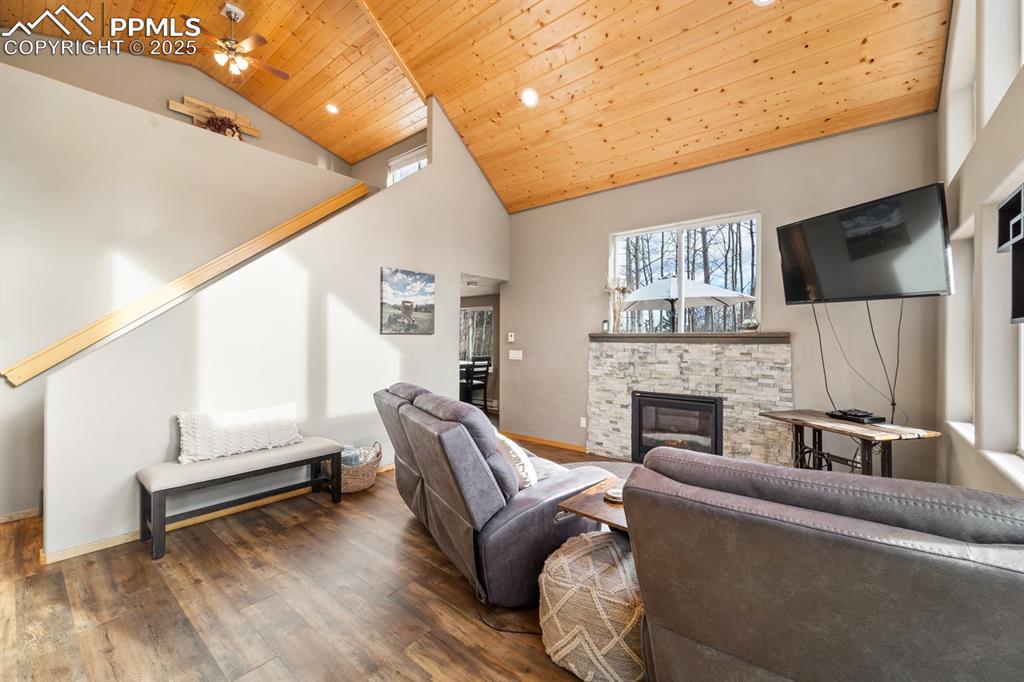 Image 14 of 21: Living Room