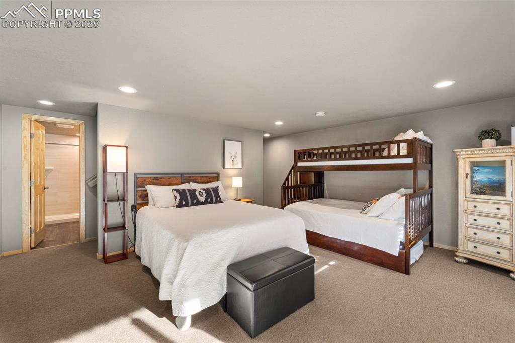 Image 16 of 21: Bedroom