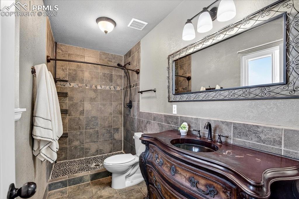 Image 15 of 39: Bathroom