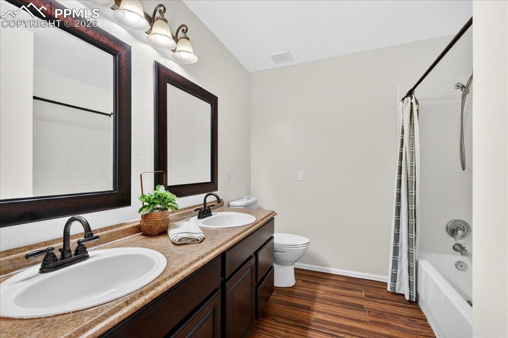 Image 17 of 39: Bathroom