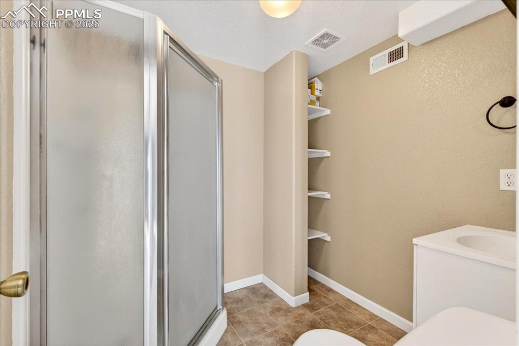 Image 23 of 39: Bathroom