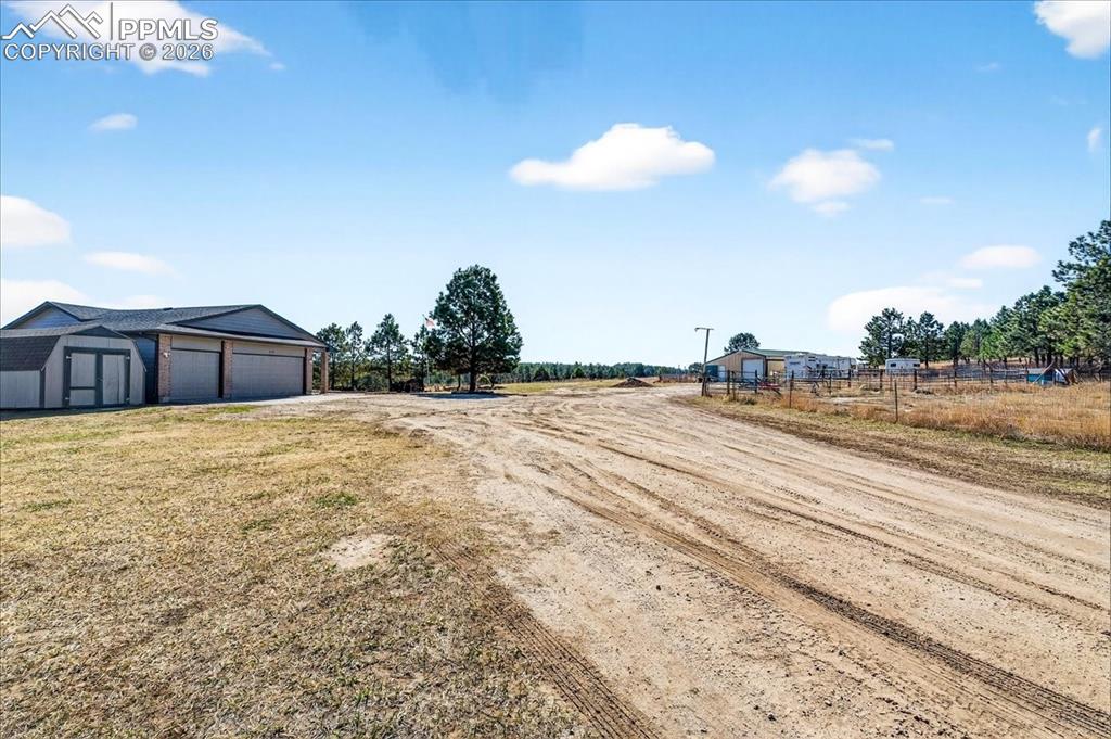 Image 26 of 39: Yard