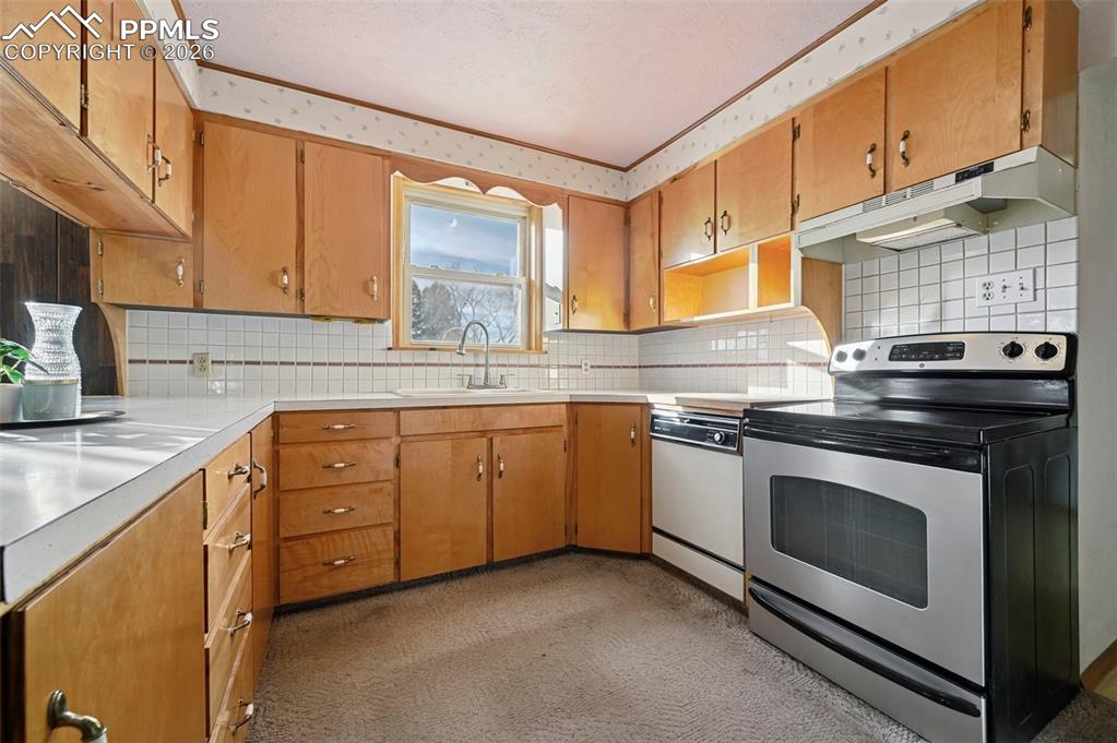 Image 14 of 39: Kitchen